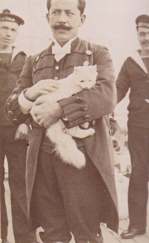 à bord du Vautour, Osman Daney, un ancien matelot du Javelot entré au service personnel de Loti, tient dans ses bras la chatte Belkis, baptisée en grande pompe en décembre 1903