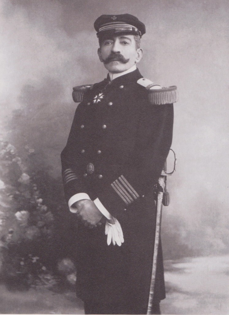 1910. Rochefort. En capitaine de vaisseau et Grand croix de la Légion d'honneur..jpeg