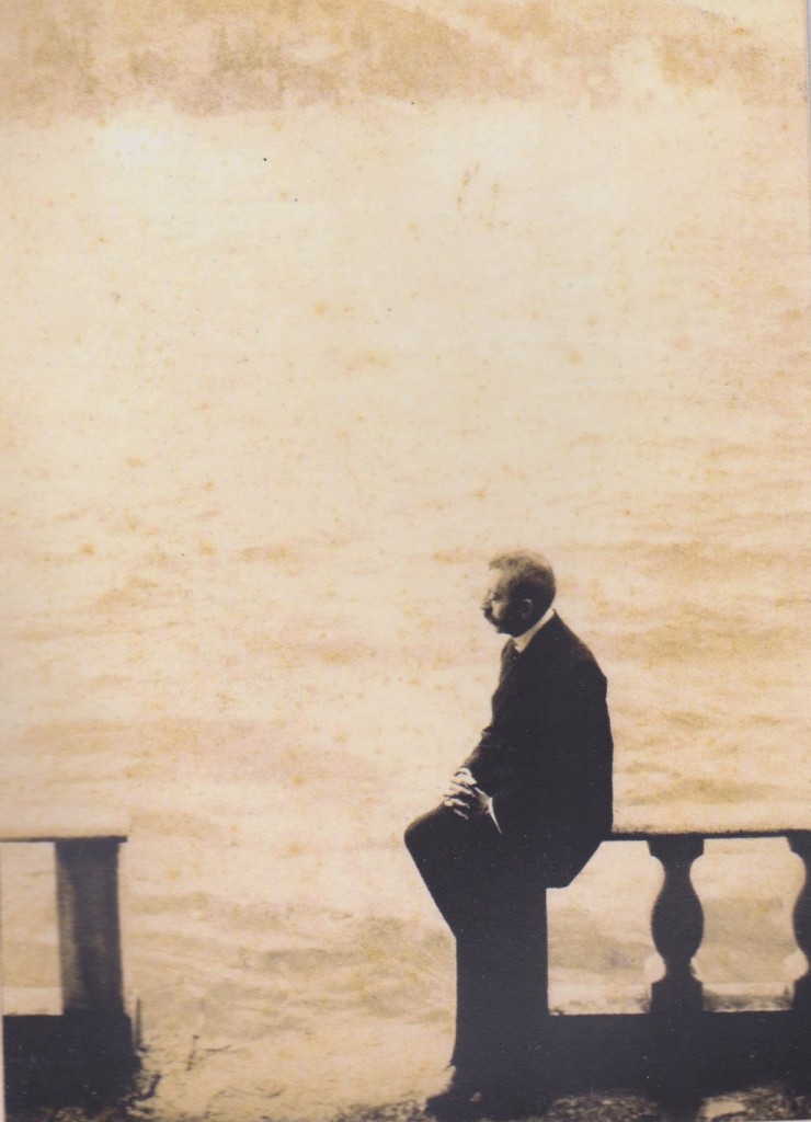 bulletin n°33  - décembre 2015 - Loti méditant face au Bosphore lors de son sixième voyage à Istanbul en 1910
