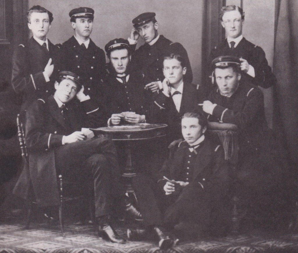 vers 1868. Brest. avec un groupe d'élèves du Borda. Julien est debout à gauche, au dessus de l'élève qui ressemble un peu à Oscar Wilde.