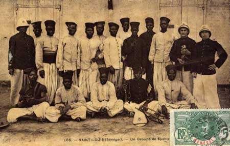 Un groupe de spahis sénégalais avec 3 de leurs officiers portant le  casque colonial - JX1953