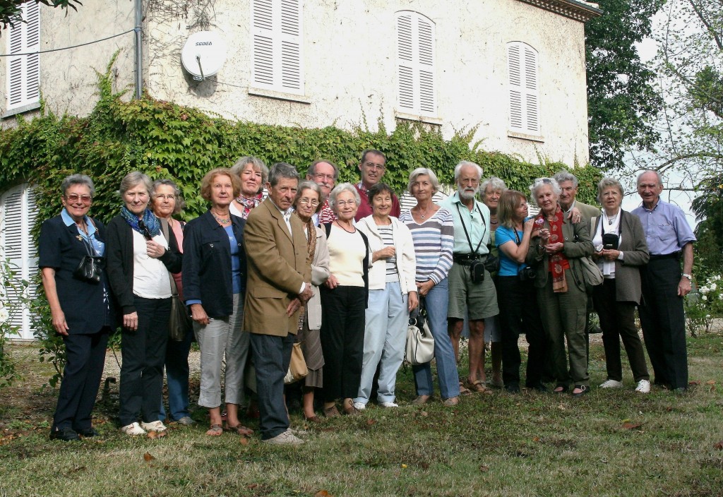 Groupe de Lotistes devant le Bertranet, maison de la mère de Blanche qui y vécut avec Samuel depuis son départ de Rochefort jusqu'à sa mort en 1940.