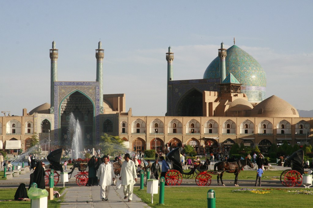 Ispahan, place royale côté sud avec mosquée de l'Imam admirée par loti
