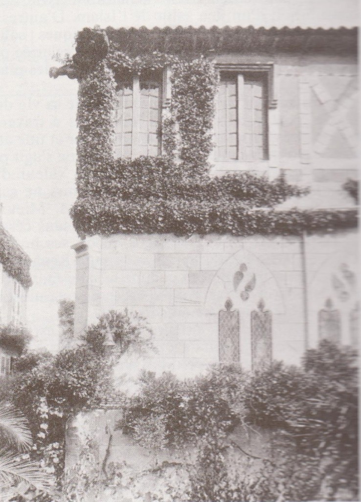 Maison Loti-Vieille cour-fenêtres gothique