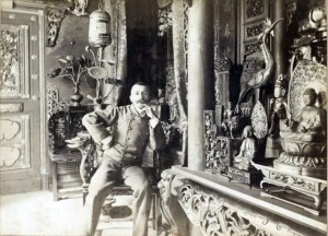 Pierre Loti chez lui dans sa pagode dans la Salle dite « La Pagode japonaise » en 1893, photographie de Dornac © Bibliothèque en ligne Gallica.