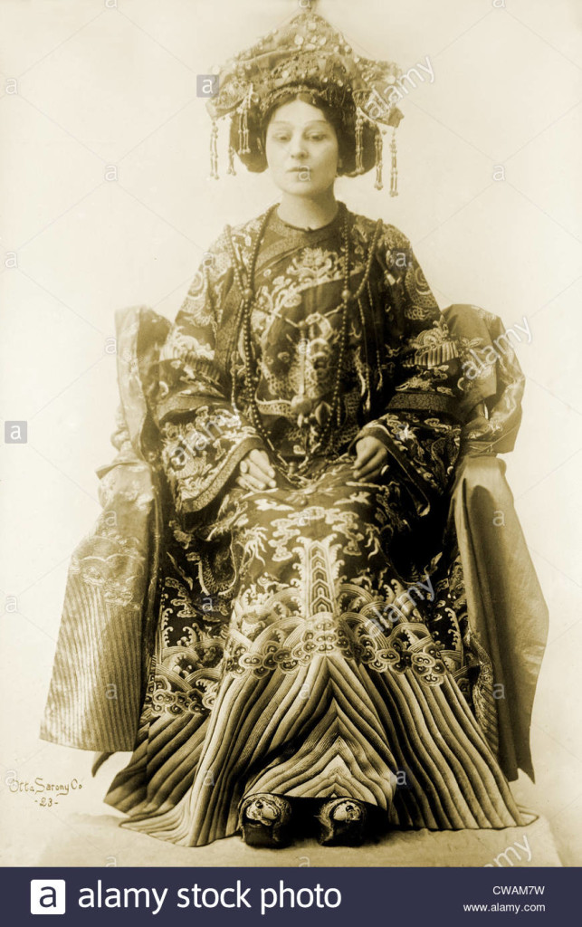 Viola Allen (1869-1948), comédienne américaine, dans le spectacle dramatique par Pierre Loti et Judith Gautier, LA FILLE DU CIEL