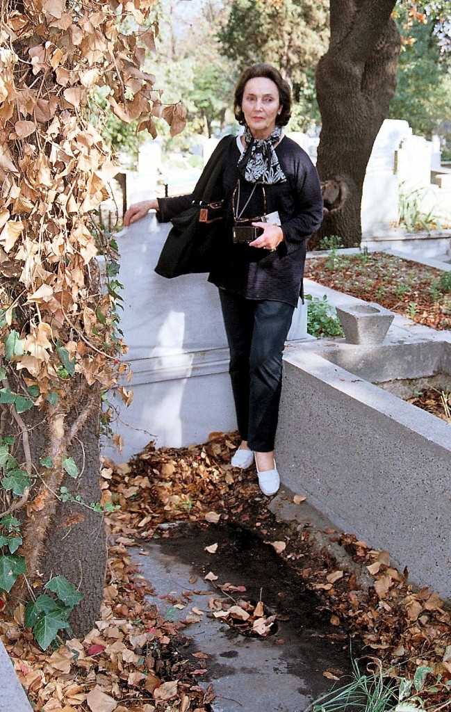 Christiane Pierre Loti devant la tombe d'Aziyadé