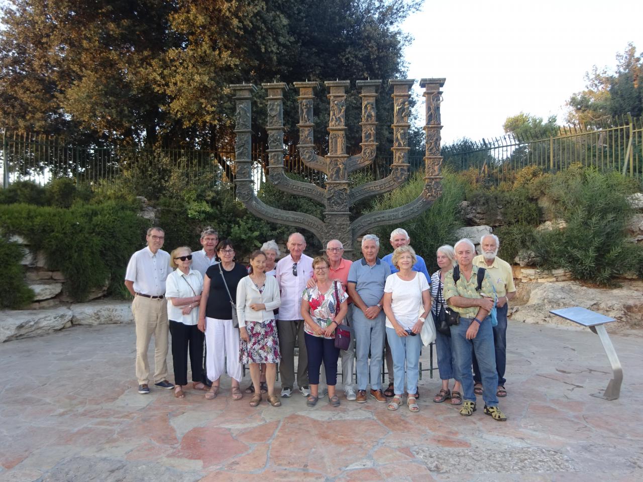 1-Groupe Loti devant la Menorah, emblème de l'Etat d'Israël-1