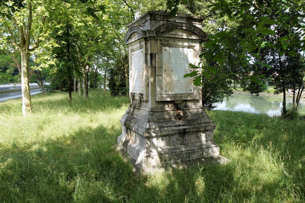 Hendaye-Irun - Monument commémoratif de 1861 sur l'île des Faisans (© JLM)