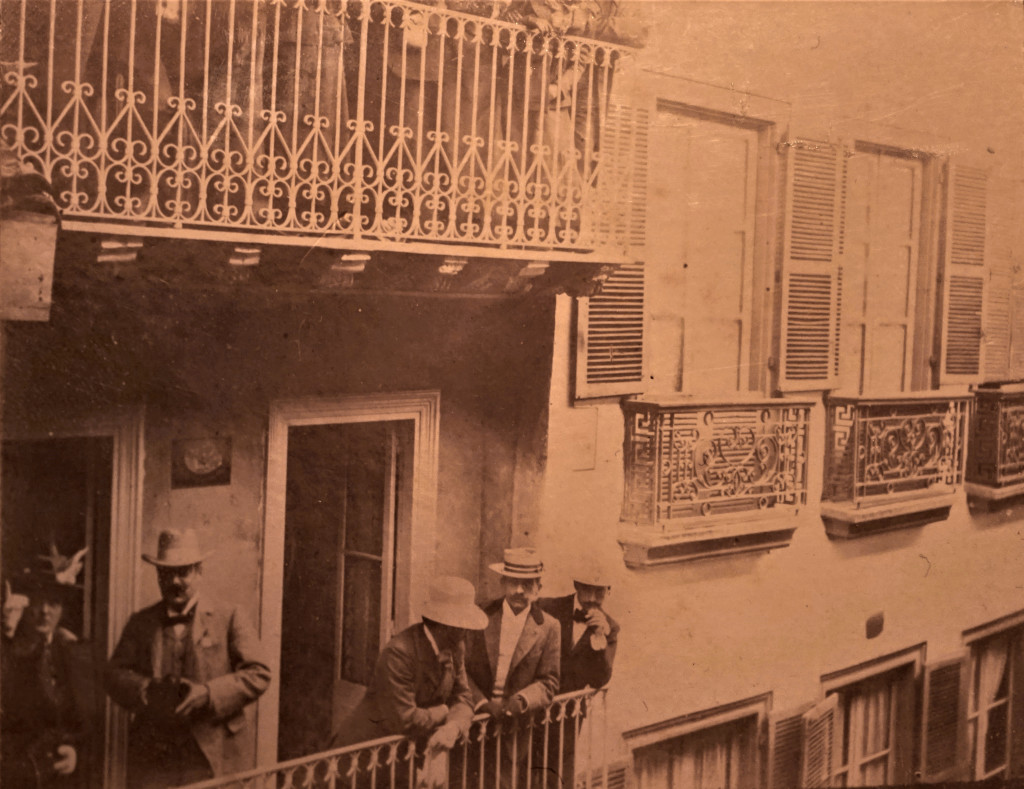 Fontarrabie, années 1890 - Loti et ses amis à un balcon de la Calle Major. L’un d’eux (Olivier d’Elva ?) photographie avec un Détective. © Coll. part.