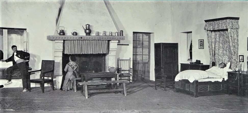 Photographie d’une scène de Ramuntcho à l’Odéon, en février 1908 (probablement réalisée par Dalmuth) – l’intérieur de l’etche de Franchita et Ramuntcho. Source : BnF